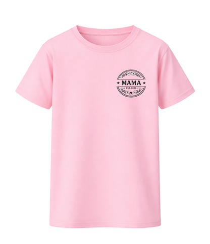 Mama EST. 2026 Emblem Shirt – Elegantes Geschenk für werdende Mamas | KoalaPrint